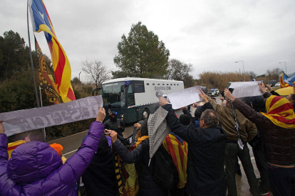 MAnifestants acomiadant l'autocar dela Guàrdia Civil que duia els presos.
