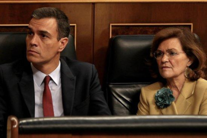 Pedro Sánchez y Carmen Calvo en sus escaños del Congreso de los Diputados durante el debate de investidura.