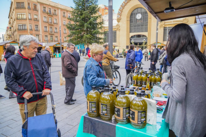 Un dels vint punts de venda d'oli de Siurana, ahir al matí a la plaça Corsini.