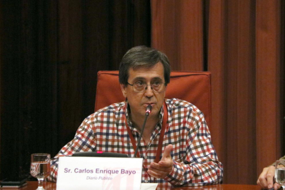 El jefe de investigación de 'Público', Carlos Enrique Bayo, durante su comparecencia a la comisión de investigación de los atentados del 17-A.