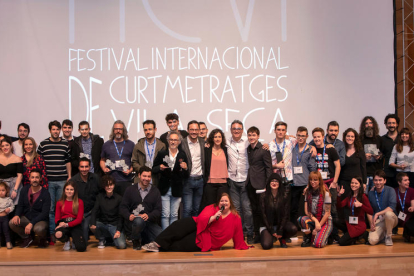 Los ganadores de la cuarta edición del Festival Internacional de Cortometrajes de Vila-seca (FICVI) en la fotografía de familia al final de la entrega de premios.