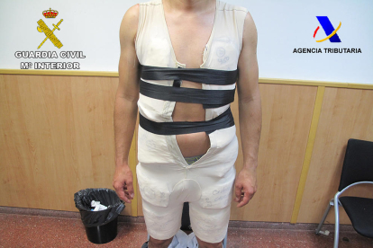 Imatge de l'home amb la faixa que portava per amagar la cocaïna a l'aeroport del Prat.