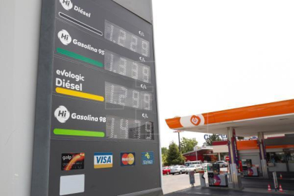 Cartell informatiu de preus dels combustibles a una gasolinera de Madrid.
