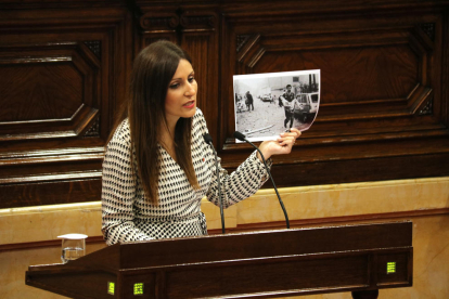 La portavoz de Cs, Lorena Roldán, enseña una foto del atentado de ETA a Vic (1991) durante el debate.