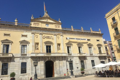 Imatge d'arxiu de la façana de l'Ajuntament de Tarragona amb la pancarta.