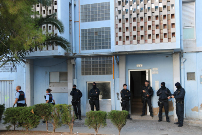 Pla general d'agents dels Mossos d'Esquadra, davant d'un bloc de pisos al barri de Campclar, a Tarragona, en el marc d'un operatiu contra una banda que robava en domicilis. Imatge del 26 de setembre del 2019