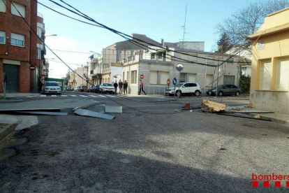 Un trozo de cornisa y planchas metálicas han caído en Ulldecona este mediodía
