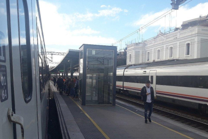 Uno de los trenes afectados estacionados en Gavà