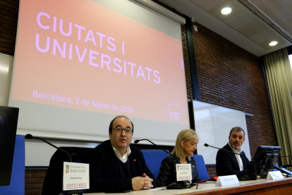 El primer secretari del PSC, Miquel Iceta, la secretària de Política Universitària del PSC, Pilar Díaz, i el candidat del PSC a l'alcaldia de Barcelona, Jaume Collboni, durant la jornada 'Ciutat i universitats'.