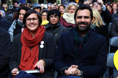 El presidente del Parlament, Roger Torrent; y la diputada en el Parlament, Jenn Díaz, en el acto de campaña de ERC 'Ciudades republicanas, ciudades de progreso' celebrado en Cambrils.