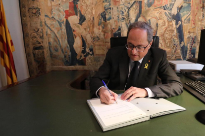 El presidente de la Generalitat, Quim Torra, firma el decreto de nombramiento de Budó y Vilallonga.