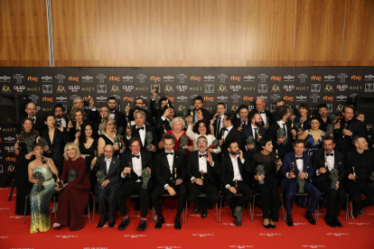 Los galardonados con un Premio Goya luciendo la estatuilla al final de la gala.