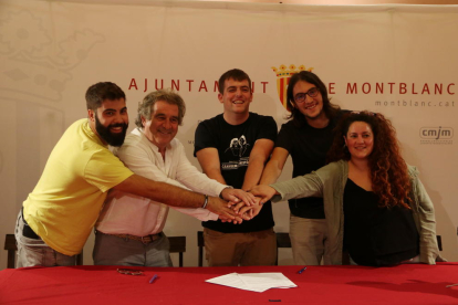 Els regidors i l'alcalde de Montblanc amb el director i altres responsables de l'Acampada Jove en la signatura del conveni.