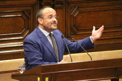 Alejandro Fernández durante su intervención 'cantada' al Parlamento.