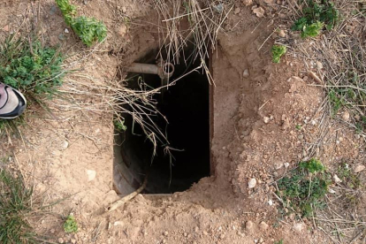 Uno de los agujeros encontrados en la zona del Campo de Fútbol, que después ha sido tapado.