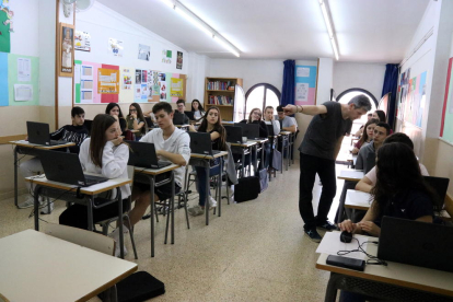 Un aula con alumnos sentados durante las pruebas PISA en el Colegio La Mercè de Martorell.