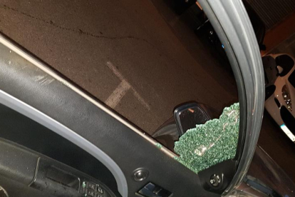 Aspecte del cotxe de l'Eva Cazorla, després que algú trenqués el vidre i arrenqués la ràdio i els reposacaps del vehicle.