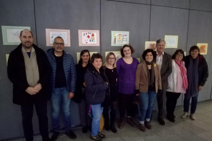 La concejala Montserrat Vilella ha visitado la exposición acompañada por un grupo de padres, alumnos y profesores de la escuela Alba.