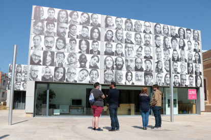 La fachada del Centre d'Art Lo Pati de Amposta con los retratos de #mosmirem.
