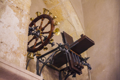 La rueda de campanas y las matracas, dos instrumentos singulares en el territorio.