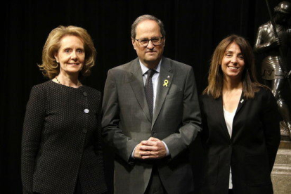 El presidente de la Generalitat, Quim Torra, acompañado por la consellera de la Presidencia, Meritxell Budó, y la de Cultura, Mariàngels Vilallonga, después de la toma de posesión.