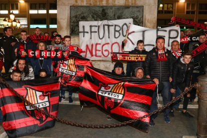 Alguns aficionats roig-i-negres manifestant-se a la plaça Prim quan el Reus va ser expulsat.