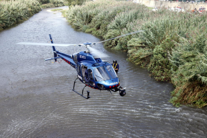 Imagen del helicóptero de los Mossos d'Esquadra buscando al bebé abandonado en el río Besòs.