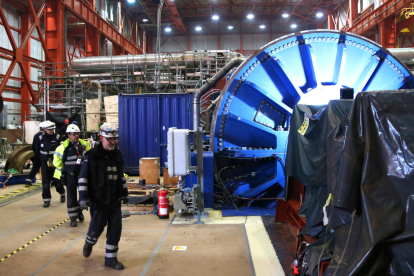 Imagen de unos operarios en el interior del edificio de turbinas de la central nuclear Vandellòs II