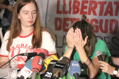 Els familiars dels detinguts durant la roda de premsa a la concentració de suport a Sabadell.