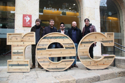 Imatge dels creadors locals participants en l'edició d'enguany del Festival REC, acompanyant el director del certamen, Javier García Puerto (a la dreta de la imatge)
