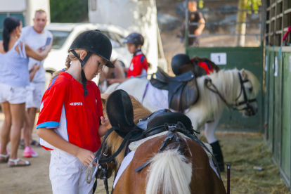 Una de les jugadores prepara el seu poni per la competició.