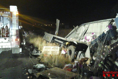 Imatge de l'accident entre dos camions a l'AP-7 a Reus.