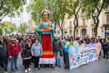 Imatge de la marxa que van fer amb la Geganta Frida.