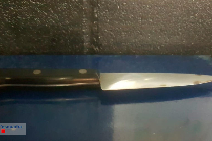Imagen del cuchillo intervenido a uno de los ladrones.