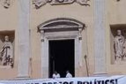 Imagen del momento en que se cuelga la pancarta a favor de la libertad de los presos en el Ayuntamiento de Tarragona.