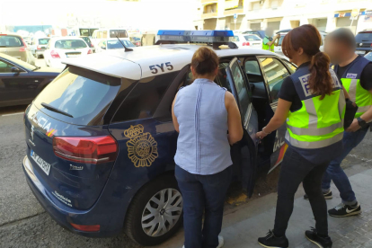 Plano detalle de una detención en el marco de una operación de la policía española en la zona de Tarragona.
