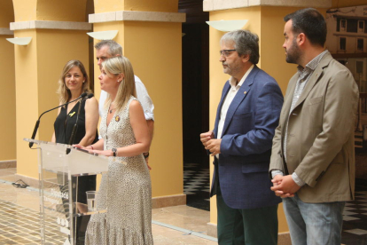 La presidenta de la Diputació de Tarragona, Noemí Llauradó, acompañada de los cuatro vicepresidentes, durante la presentación del cartapacio del ente supramunicipal.