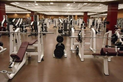 Imagen de una sala de máquinas de un gimnasio.