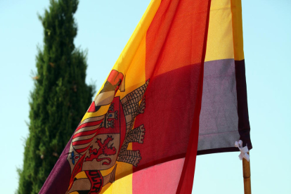 La bandera republicana espanyola onejant a la cota 705 de la serra de Pàndols. Imatge del 25 de juliol de 2019