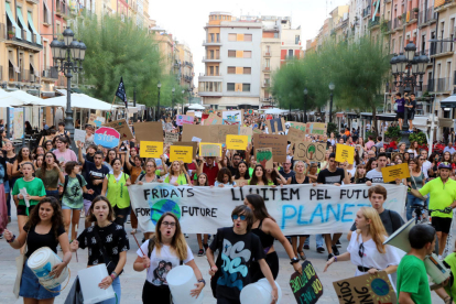 Plan|Plano abierto de los manifestantes entrando en la plaza de la Fuente de Tarragona con motivo de la huelga por|para el clima el 27 de septiembre del 2019