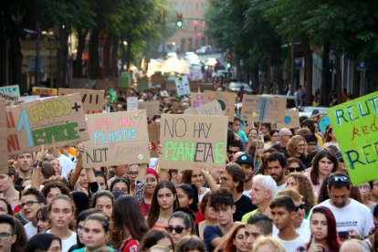Plan|Plano medio de varios manifestantes mostrando pancartas reivindicativas con motivo de la huelga por|para el clima en Tarragona el 27 de septiembre del 2019