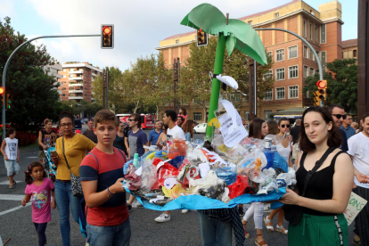 Pla mitjà de l'illa de plàstic que han fet estudiants de l'Institut Pons d'Icart de Tarragona, en la manifestació per l'emergència climàtica. Imatge del 27 de setembre del 2019