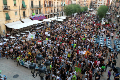 Imatge aèria de la plaça de la Font plena de persones manifestant-se per l'emergència climàtica el 27 de setembre del 2019