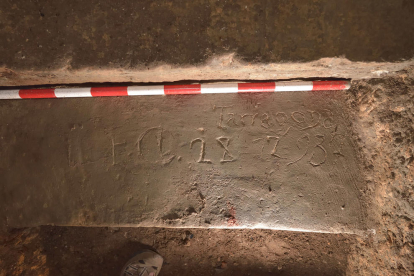 La inscripció està gravada en el ciment amb la data del 28 de desembre de 1937, moment en què s'havia de'acabar de construir-se el refugi.