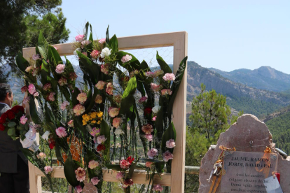 Pla general del monòlit en record als cinc bombers morts a Horta el 2009 amb el panell amb clavells que s'han dipositat aquest diumenge per tancar l'acte d'homenatge, deu anys després de la seva mort. Imatge del 21 de juliol del 2019 (vertical)