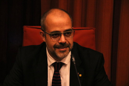 Imagen del conseller de Interior, Miquel Buch, compareciendo a la comisión de Interior del Parlamento