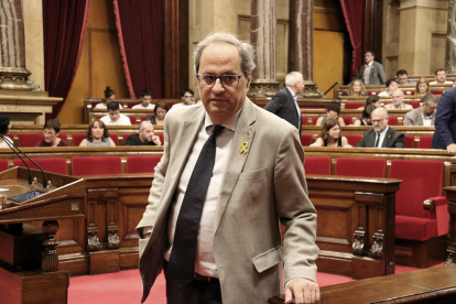 El presidente de la Generalitat, Quim Torra, saliendo del hemiciclo del Parlamento