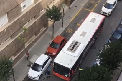 Imagen del vehículo estacionado en doble fila impidiendo el paso al autobús de la EMT.