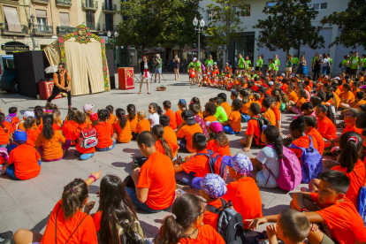 Els infants van gaudir del circ participatiu de Rodolfo i Ria.