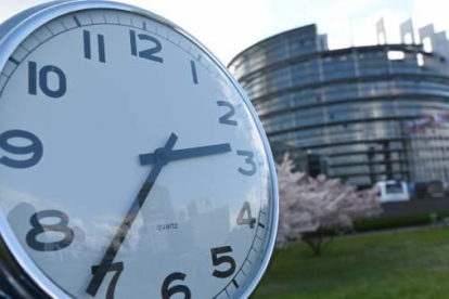 Un rellotge davant del Parlament Europeu, aquest dimarts a Estrasburg.